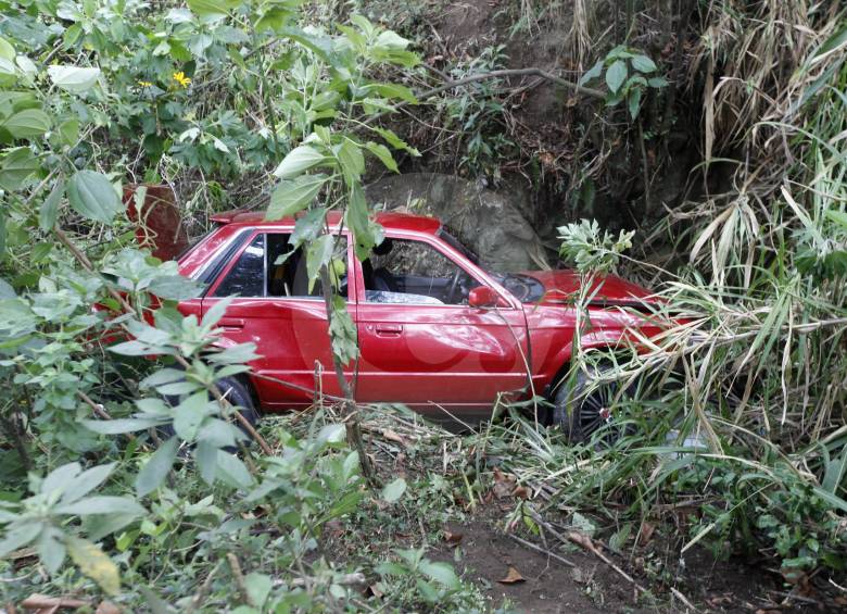 Así quedó el vehículo Mazda rojo luego del accidente. FOTOS MANUEL SALDARRIAGA