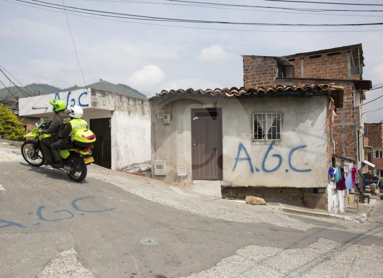 En distintos barrios de Medellín y del país, varias viviendas fueron pintadas con las letras AGC, en referencia a las denominadas Autodefensas Gaitanistas de Colombia. FOTO Edwin Bustamante