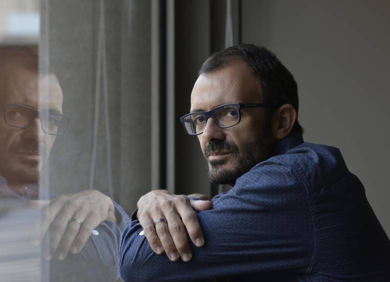 El autor español Isaac Rosa buscó que esta novela ampliara la perspectiva acerca de cómo se establecen las relaciones entre los seres humanos, más allá del amor. FOTO cortesía Iván Giménez