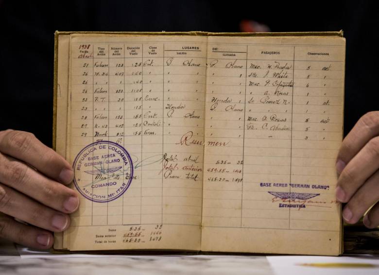  Este es el libro de vuelos del piloto Antonio Calle, 1938, a modo de una bitácora de aviación militar. FOTO: Julio César Herrera. 