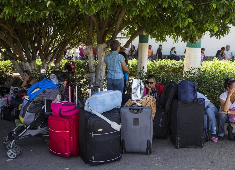 Imágenes como esta, que muestran a cientos de venezolanos con sus maletas, buscando una nueva oportunidad de vida en Colombia, son más frecuentes desde diciembre de 2016, cuando se abrió la frontera. FOTO Julio César Herrera