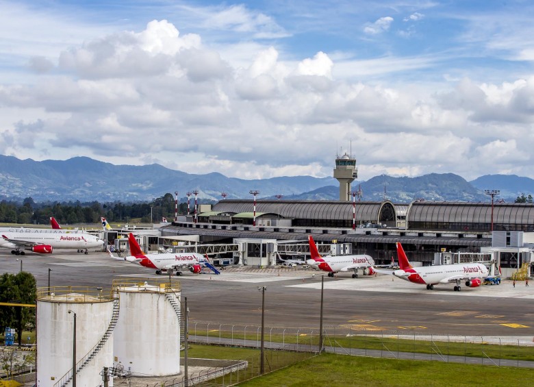 En los aeropuertos del país se han venido ensayando protocolos para el día en que se permita reactivar las rutas. FOTO: JUAN ANTONIO SÁNCHEZ.
