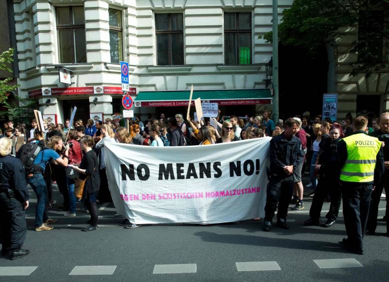 La imagen, tomada el 27 de junio de este año en Berlín muestra a la gente que sostienen una pancarta gigante con el mensaje “No es no”, nombre con el que fue bautizado este proyecto de ley. FOTO AFP