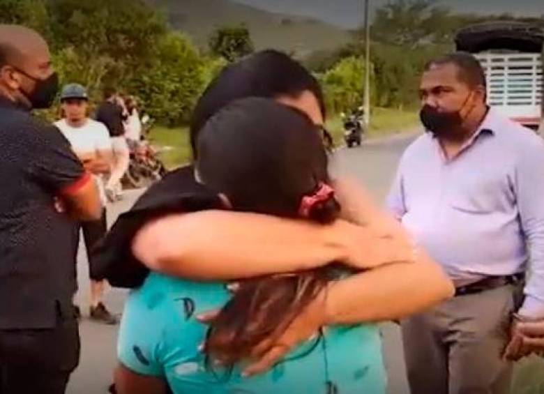 Este fue el momento en el que la hermana de Juliana Diaz y la madre del soldado se abrazan. FOTO: Colprensa
