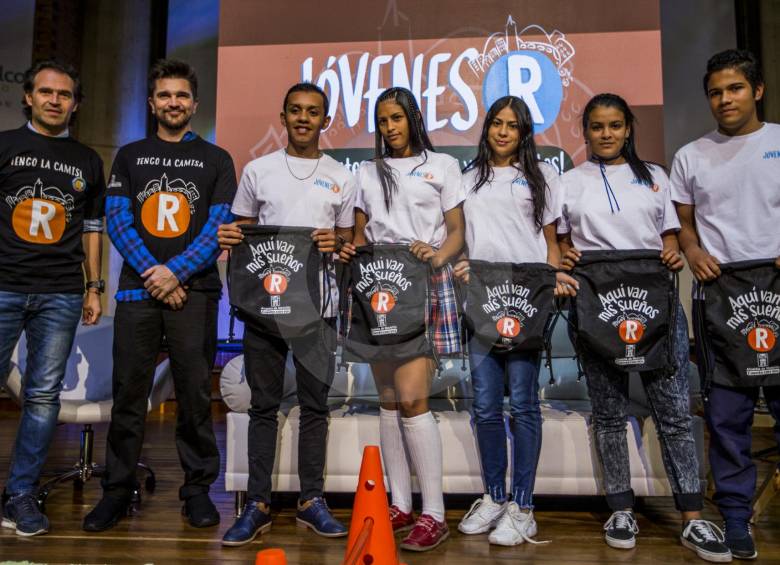 Este jueves el alcalde de Medellín, Federico Gutiérrez Zuluaga, presentó los avances del proyecto Jóvenes R, en compañía de los participantes y el secretario de Juventud. Allí invitaron al cantante Juanes a ponerse la camisa “R”. FOTO Jaime Pérez Munévar