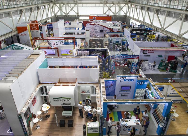 El pabellón verde de Plaza Mayor recoge buena parte de la oferta en acabados, decoración y cerámica de Expocamacol 2016, que empezó el miércoles y concluirá mañana. FOTO Jaime Pérez