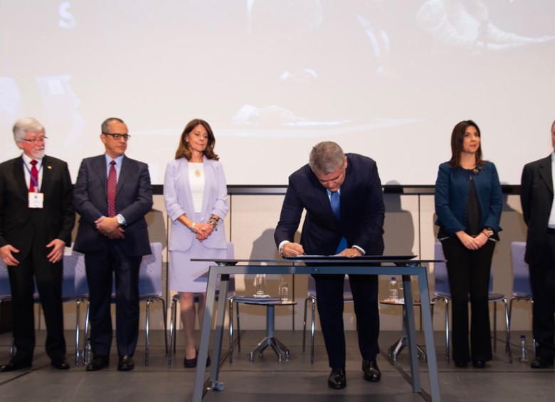 Durante la presentación de las recomendaciones de la Misión de Sabios, el presidente Iván Duque firmó el decreto que la dio vida al Ministerio de Ciencia. FOTO COLPRENSA