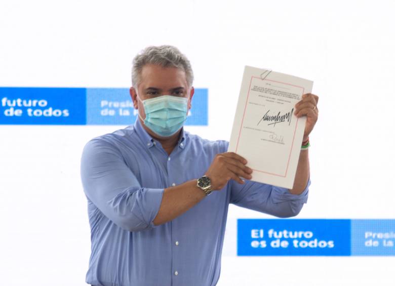 Iván Duque durante la sanción del PGN 2021, en Sonsón, Antioquia. FOTO: MINHCIENDA