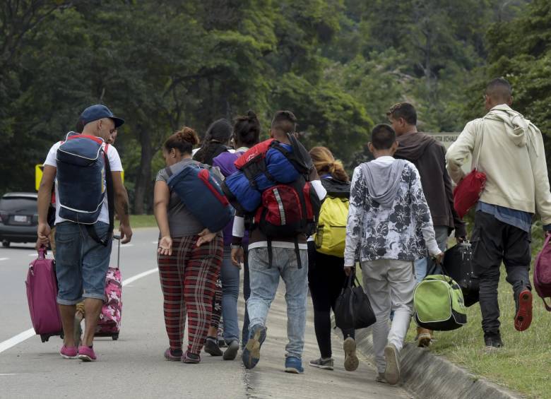 Inversiones públicas en salud, vivienda, educación y oportunidades laborales para los migrantes venezolanos supone que el Gobierno deba meterse la mano en el bolsillo. FOTO AFP