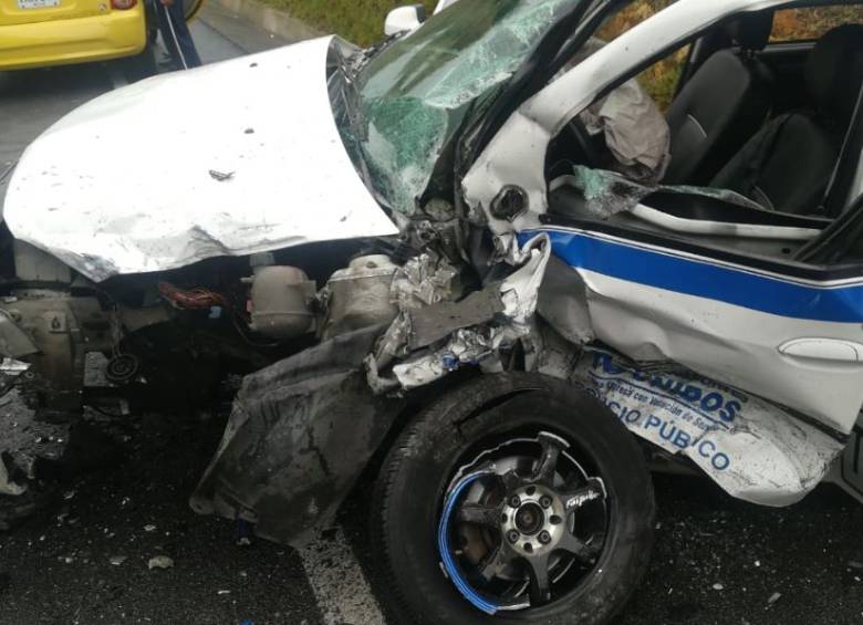Un taxi de servicios especiales resultó implicado en el accidente. CORTESÍA: GUARDIANES ANTIOQUIA