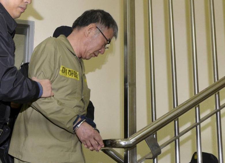 Lee Joon-seok, capitán del ferry hundido en abril, en el que murieron 304 pasajeros, recibió una condena de 36 años de prisión después que un tribunal lo encontrara culpable de negligencia, pero fue absuelto de homicidio, delito por el cual los fiscales habían solicitado la pena de muerte. FOTO REUTERS