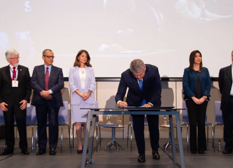 A la par que la Misión de Sabios entregaba su informe, el presidente Iván Duque firmó el decreto que convertirá a Colciencias en el Ministerio de Ciencia, Tecnología e Innovación, que comenzará funciones el próximo año. FOTO Presidencia