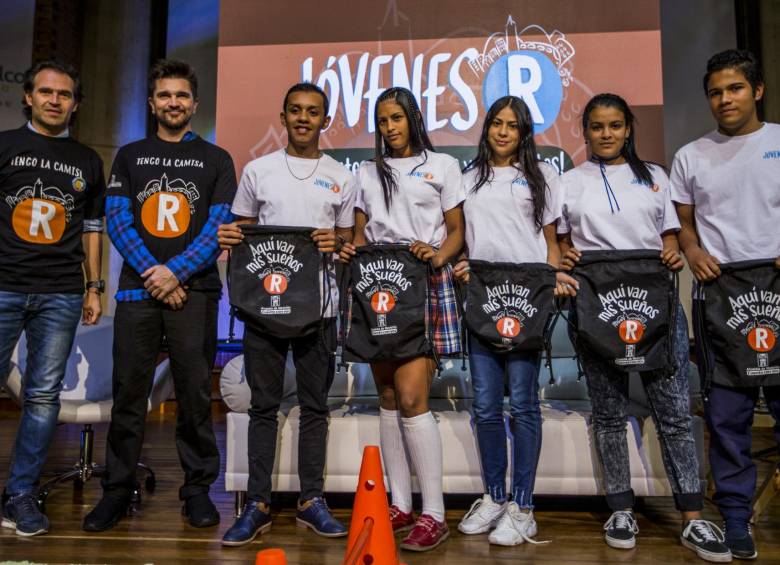 Este jueves el alcalde de Medellín, Federico Gutiérrez Zuluaga, presentó los avances del proyecto Jóvenes R, en compañía de los participantes y el secretario de Juventud. Allí invitaron al cantante Juanes a ponerse la camisa “R”. FOTO Jaime Pérez Munévar