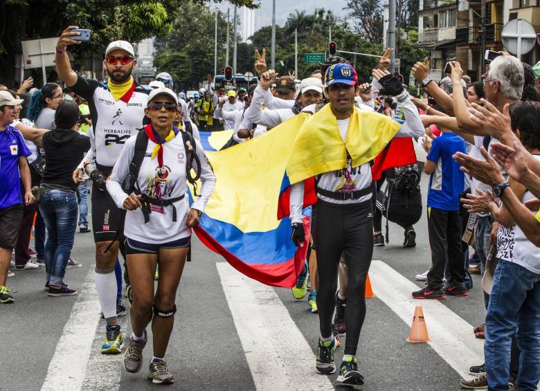 Juan Ramiro Osorio, al lado de la también antioqueña María Fanny Hernández, celebran la conquista de la Vuelta a Colombia de atletismo. FOTO jaime pérez