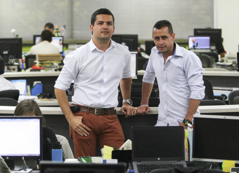 El periodista digital Santiago Cárdenas y el fotógrafo Manuel Saldarriaga. FOTO PABLO ANDRÉS MOLSALVE