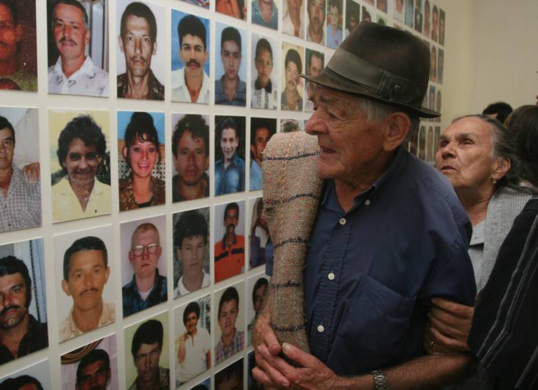 Mural de fotos de las víctimas granadinas en el Salón del Nunca Más. FOTO Archivo El Colombiano