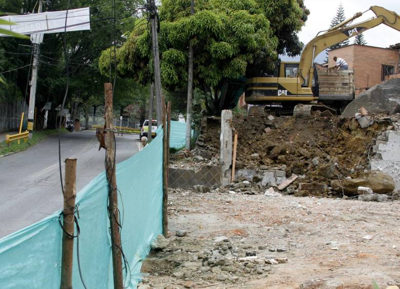La ampliación de la calle 37 Sur, la loma del Escobero en el sector del Hospital Manuel Uribe Ángel, obra de valorización en Envigado que ya avanza en la intervención física. FOTO donaldo zuluaga