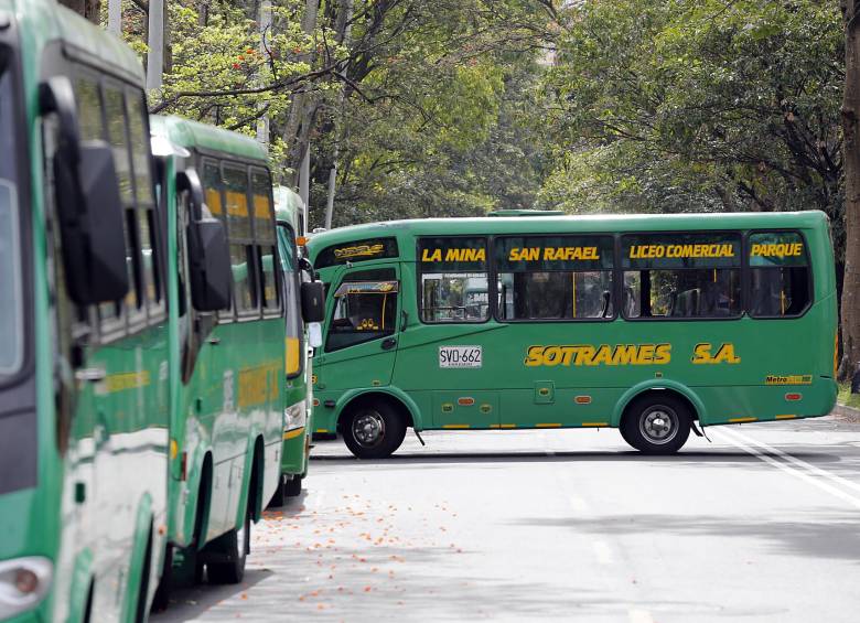 En las afueras de las estaciones Envigado e Itagüí se pueden encontrar vendedores ambulantes que expenden tiquetes integrados a tarifas diferentes a las oficiales. FOTO henry agudelo