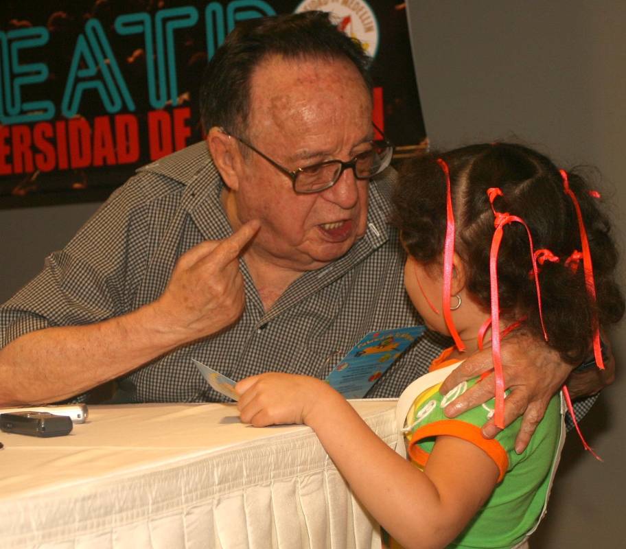 Roberto Gómez Bolaños nació el 21 de febrero de 1929 en la Ciudad de México, estudió ingeniería pero nunca ejerció. Trabajó como electricista y mecánico para dedicarse a la publicidad a los 22 años.