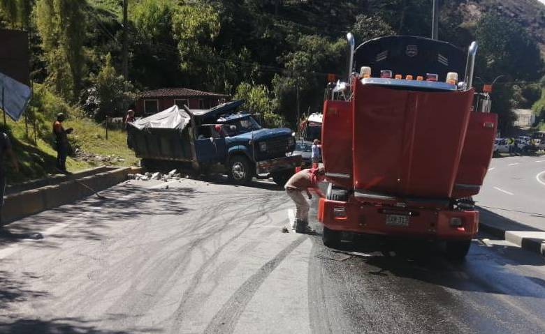 En el choque se vieron involucrados un tractocamión y una volqueta. FOTO CORTESÍA GUARDIANES ANTIOQUIA