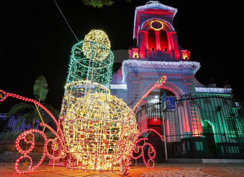 La iglesia María Auxiliadora, también se iluminó