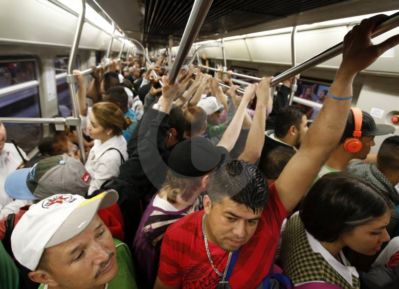 La estación San Antonio, es una de las más congestionadas del sistema. Allí, la empresa tiene varios guías a lo largo de las plataformas para ordenar el flujo de usuarios. FOTO Manuel Saldarriaga