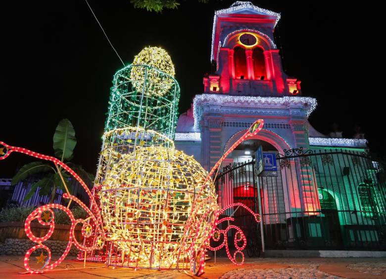 La iglesia María Auxiliadora, también se iluminó