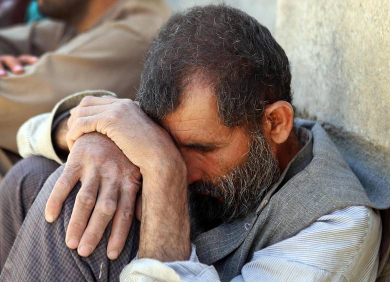 Uno de los sobrevivientes del atentado este sábado en un matrimonio en Kabul, Afganistán. FOTO: EFE 