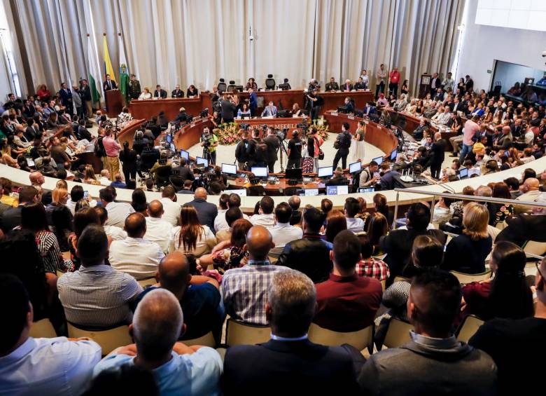 La primera sesión del nuevo cuatrienio tuvo lleno. En ella se eligieron los integrantes de la mesa directiva para el primer año, e hizo presencia el alcalde Daniel Quintero Calle. FOTO jaime pérez