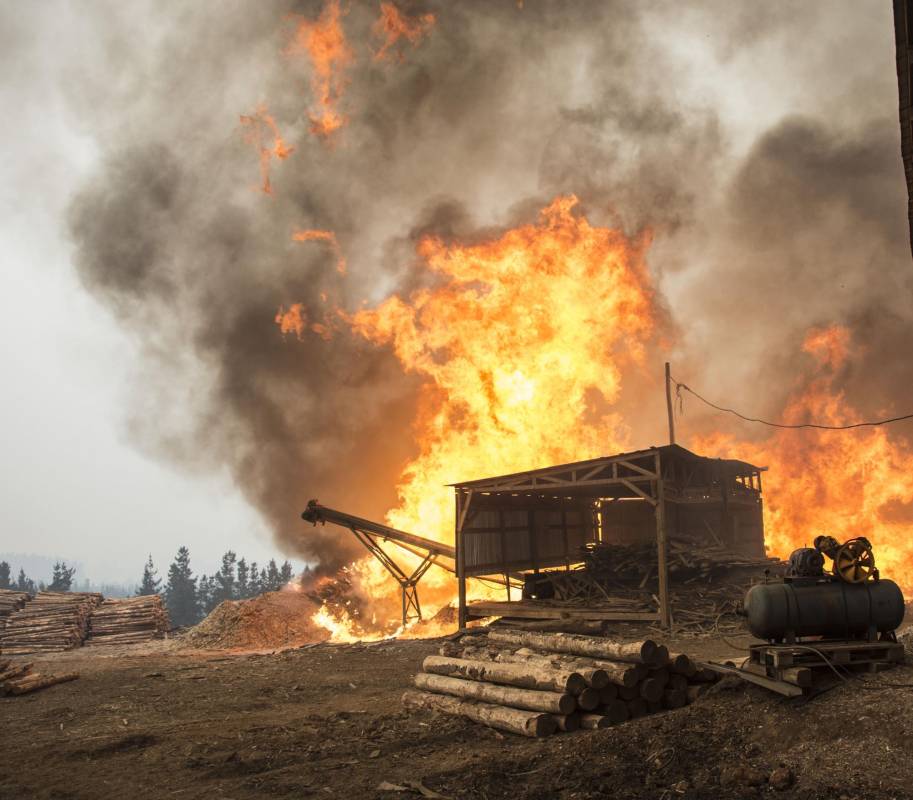 El gobierno de esta última ha declarado la emergencia ambiental en Chillán, un municipio donde viven 165.000 personas y que este viernes amaneció cubierto por una densa capa de humo, por lo que se recomienda a la población que evite las actividades al aire libre y acuda a los centros de salud en caso de dificultades respiratorias. FOTO AFP