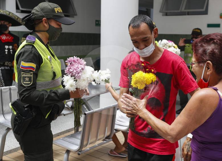 Durante el aislamiento, la Institución ha repartido alimentos e implementos de aseo, y también ha celebrado cumpleaños, con caravanas musicales que recorren la ciudad. Aquí en la unidad de neonatos de la clínica Piloto, en Manrique. FOTO manuel saldarriaga