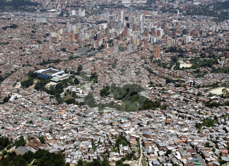Esta foto, captada desde el cerro Pan de Azúcar, deja ver como un oasis en medio del cemento que se levanta en el oriente y el centro de Medellín esta pequeña arboleda, ubicada en las riberas de la quebrada Santa Elena. FOTO donaldo zuluaga 