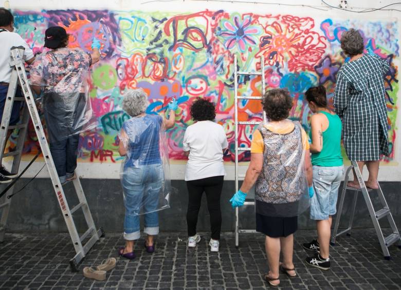 Aunque “las más entusiastas son las mujeres, que se han convertido en las reinas de los grafitis”, según Lata 65, los hombres también participan del proyecto. FOTO cortesía