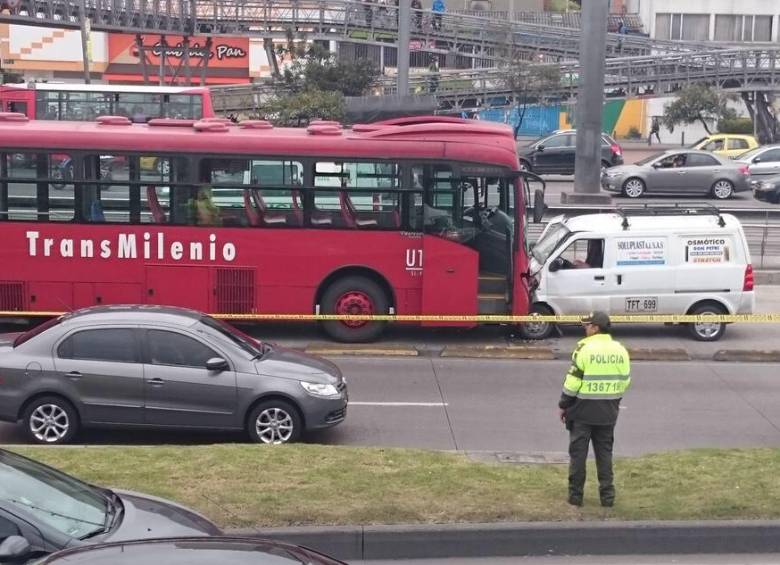 La muerte de la conductora fue inmediato y los pasajeros del bus no sufrieron lesiones. FOTO: CORTESÍA.