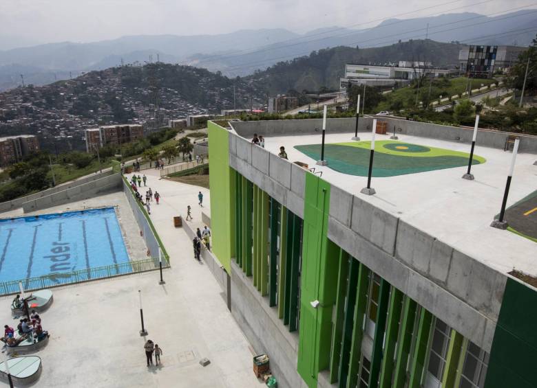 La UVA Nuevo Occidente, construida por el Inder, tiene amplitud de espacios, piscina y gimnasio al aire libre. FOTO julio césar herrera