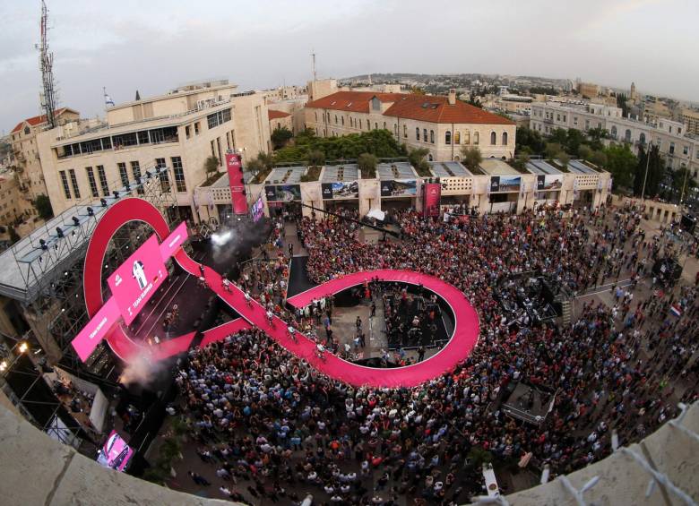 La fiesta del pedal ya comenzó en Jerusalén luego de la presentación por equipos del Giro, todo un acontecimiento. FOTO AFP