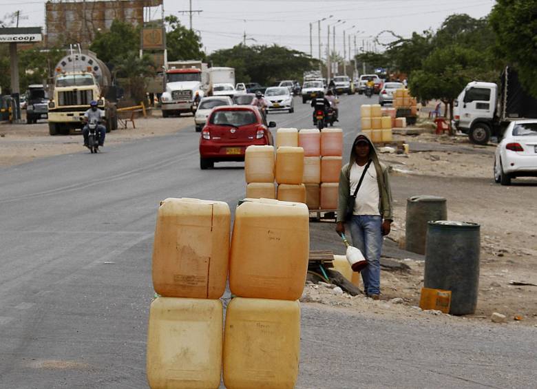 Los pimpineros venden la gasolina de contrabando que llega de Venezuela. FOTO donaldo zuluaga