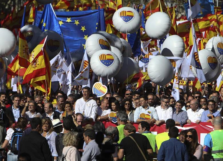 Por lo menos 300.000 catalanes salieron a las calles de Barcelona a protestar en contra de la declaración de independencia, quieren seguir siendo españoles. FOTO EFE