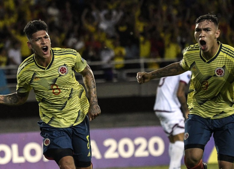 Jorge Carrascal y Ricardo Márquez celebrando el primer gol de Colombia frente a Venezuela. FOTO AFP