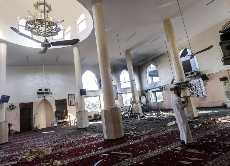 El interior de una mezquita que fue dañada por un ataque aéreo israelí en la ciudad de Gaza. Foto: AFP