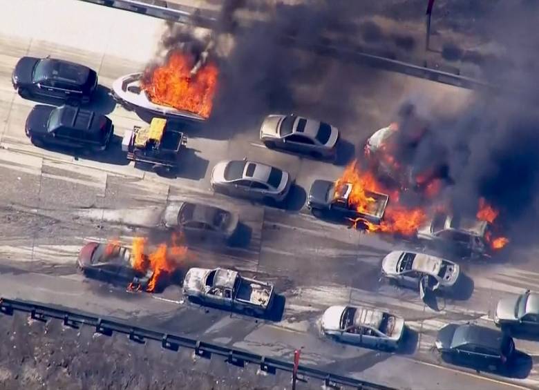 Un incendio de vegetación alcanzó la autopista en el Puerto del Cajón, en el sur de California (Estados Unidos). FOTO REUTERS