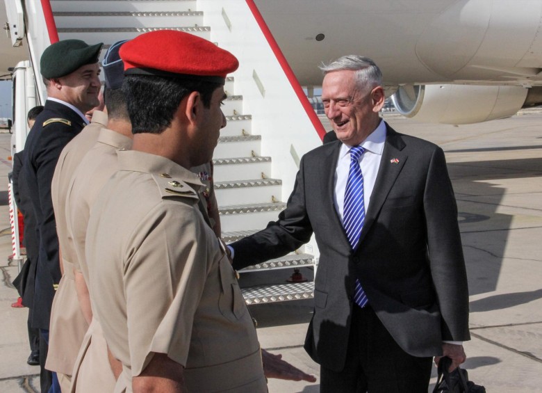 Jim Mattis estrecha las manos de oficiales omaníes durante su visita por Oriente Medio FOTO AFP