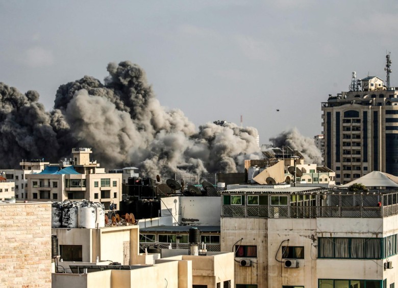 La fotografía muestra el aumento de las columnas de humo tras un ataque aéreo israelí en la ciudad de Gaza. Foto: AFP