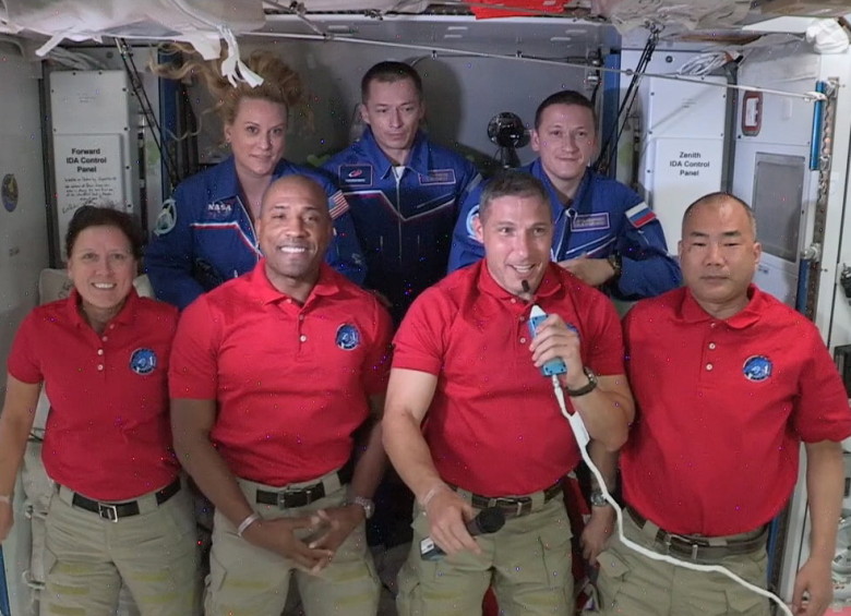 Captura del video de la NASA en la que se ven los cuatro miembros de la tripulación comercial (en rojo) de la nave espacial SpaceX Crew Dragon. Foto: EFE/EPA/NASA