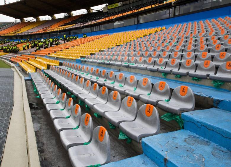 Así, como se ve a la izquierda, recibió Nacional el estadio para el partido de Copa Libertadores contra Huracán. A la derecha, se ve el escenario cargado de toda suerte de basuras, que pudieron disminuirse de manera considerable con un buen comportamiento ciudadano. FOTOS Jaime Pérez y Juan Antonio Sánchez