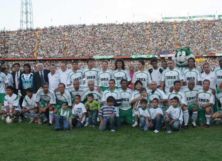 Aquí, los protagonistas en la despedida del Chicho, con Maradona a bordo. FOTO ARCHIVO EC