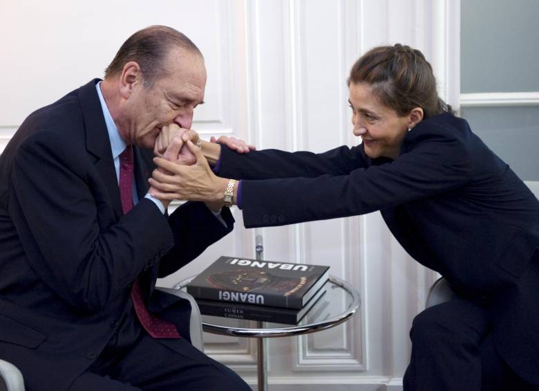 En esta foto de archivo tomada el 9 de julio de 2008, el expresidente francés Jacques Chirac besa la mano de la política colombo-francesa Íngrid Betancourt durante su reunión en París, casi una semana después de su rescate de las extintas Farc. FOTO AFP
