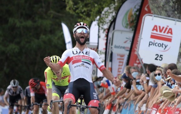 Fernando Gaviria celebra una de sus victorias como ciclista profesional con el Team UAE. FOTO TOMADA UAE
