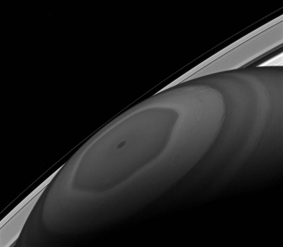 3500 millones de kilómetros viajó Cassini hasta insertarse en la órbita de Saturno. En el centro. FOTO: NASA/JPL-Caltech/Space Science Institute