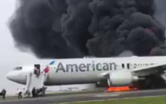 Los toboganes de evacuación del avión fueron activados al momento de la emergencia. FOTO Tomada de la cuenta en Twitter @RobPulseNews